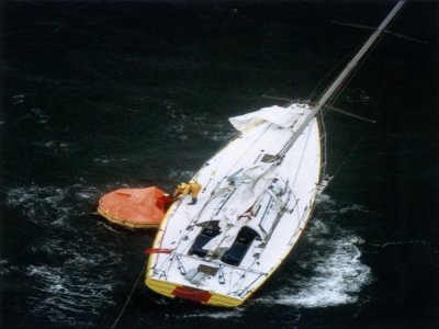 Le navigateur français Raphaël Dinelli est secouru par le skipper britannique Pete Goss, après son naufrage, le 27 novembre 1996 à quelque 2200 km au sud-ouest de Perth (Australie) - - [AFP/Archives]