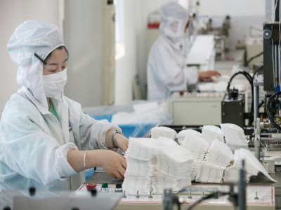 Des employées dans une usine de fabrication de masques, le 14 mai 2020 à Nantong, dans l'est de la Chine - STR [AFP/Archives]