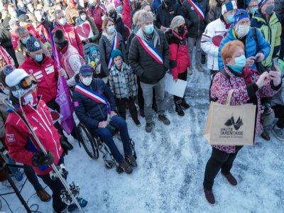 Manifestation à Bourg-Saint-Maurice (Savoie) pour demander l'ouverture des stations de ski à Noël, le 2 décembre 2020 - OLIVIER CHASSIGNOLE [AFP]