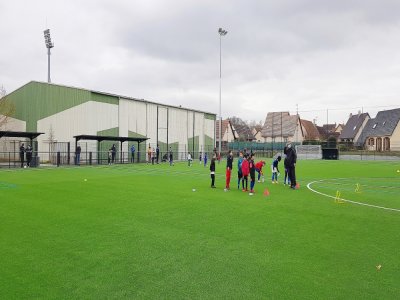 Le stade Jean-Adret bénéficie d'une nouvelle pelouse synthétique que les jeunes sont les premiers à utiliser.