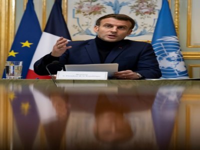 Le président français Emmanuel Macron ouvrant une visioconférence de donateurs sur le Liban le 2 décembre 2020 à Paris - Ian LANGSDON [POOL/AFP]