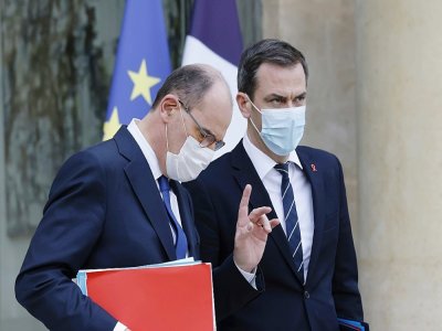 Le Premier ministre Jean Castex (g) et le ministre de la Santé Olivier Véran à l'Elysée à Paris le 2 décembre 2020 - Thomas COEX [AFP]