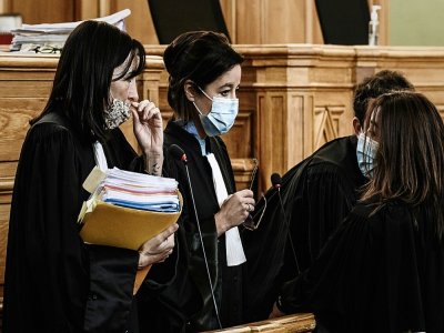 Des avocats discutent avant le début du procès de Joël Le Scouarnec, le 30 novembre 2020 à Saintes - Philippe LOPEZ [AFP]
