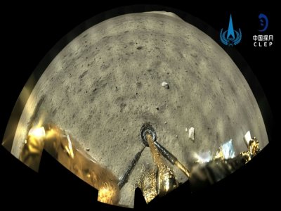 Image, diffusée le 2 décembre 2020 par l'Agence spatiale chinoise via CNS, de la surface de la Lune prise par caméra panoramique de la sonde Chang'e 5 - - [China National Space Administration (CNSA) via CNS/AFP]