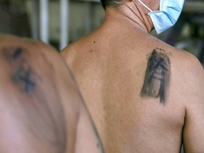 Le tatouage d'un détenu, marquant son appartenance à un gang, recouvert d'une croix noire, le 23 novembre 2020 à la prison de New Bilibid, à Manille, aux Philippines - Jam STA ROSA [AFP]