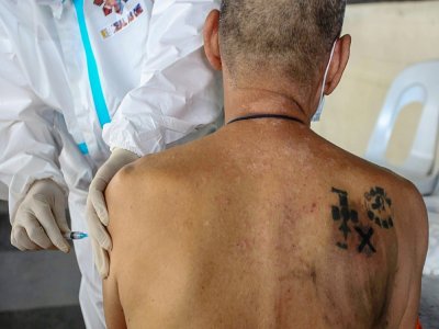 Une infirmière vaccine un détenu contre le tétanos, le 23 novembre 2020 à la prison de New Bilibid, à Manille, aux Philippines - Jam STA ROSA [AFP]