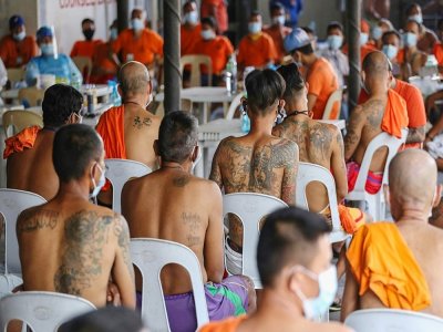Des détenus attendent leur tour pour se faire enlever leurs tatouages marquant leur appartenance à un gang, le 23 novembre 2020 à la prison de New Bilibid, à Manille, aux Philippines - Jam STA ROSA [AFP]