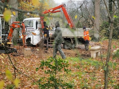 Une entreprise de terrassement creuse la tombe de Valéry Giscard d'Estaing, à Authon (Loir-et-Cher), le 3 décembre 2020 - Guillaume SOUVANT [AFP]