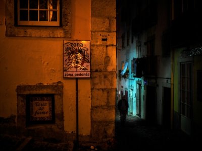 Une rue déserte du quartier de l'Alfama, le 27 novembre 2020 à Lisbonne - PATRICIA DE MELO MOREIRA [AFP]