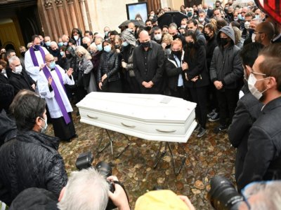 Le cercueil de Christophe Dominici, décédé le 24 novembre, est béni à sa sortie de l'église, le 4 décembre 2020 à Hyères, devant plusieurs centaines de personnes venues assister à ses obsèques - CHRISTOPHE SIMON [AFP]