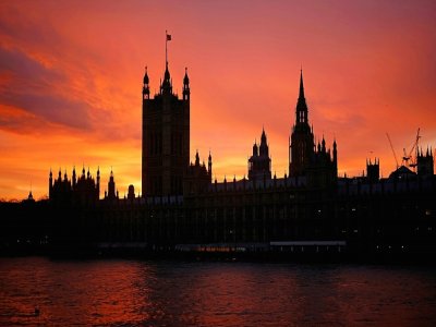 Coucher de soleil sur des monuments historiques à Londres dont le palais de Westminster, le 4 décembre 2020 - Tolga Akmen [AFP]