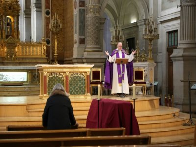 Cérémonie d'obsèques dans une église en mars 2020, en présence de la seule veuve du défunt - Ludovic MARIN [AFP/Archives]