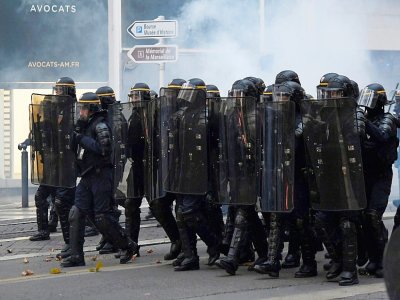 La police anti-émeutes face aux manifestants à Marseille le 5 décembre 2020 - NICOLAS TUCAT [AFP]
