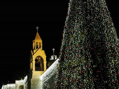L'arbre de Noël allumé sans public dans la cité de Bethléem en Cijordanie, lieu de naissance de Jésus selon la Biblie, le 5 décembre 2020 - Emmanuel DUNAND [AFP]