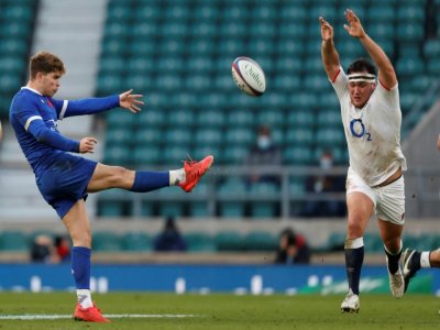 Le demi d'ouverture français Matthieu Jalibert (g) lors de la finale de la Coupe d'automne des Nations face à l'Angleterre, à Twickenham, le 6 décembre 2020 - Adrian DENNIS [AFP]