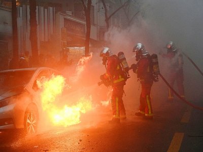 Intervention des pompiers lors de la manifestation contre la loi Sécurité globale, le 5 décembre 2020 à Paris - Anne-Christine POUJOULAT [AFP]