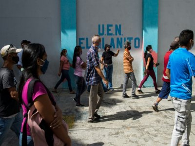 Des électeurs font la queue en respectant les distances de sécurité sanitaire devant un bureau de vote de Caracas, le 6 septembre 2020 - Cristian Hernandez [AFP]