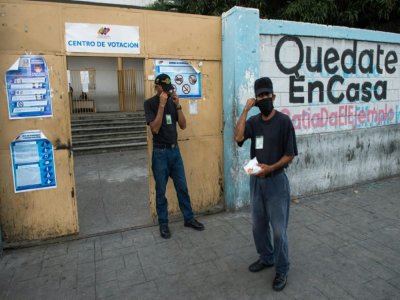 Surveillance par des miliciens d'un bureau de vote à Caracas, le 6 décembre 2020 - Cristian Hernandez [AFP]