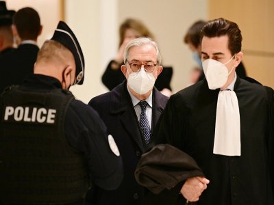 L'ex-haut magistrat Gilbert Azibert (C) arrive au tribunal à Paris, le 7 décembre 2020. Il est soupçonné d'avoir violé en 2014 le secret d'un délibéré 
en transmettant des informations à Nicolas Sarkozy sur un pourvoi en cassation lié à l'affaire Bet - MARTIN BUREAU [AFP]