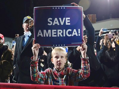 Un enfant assiste à un discours du président américain Donald Trump lors d'un meeting où quasi personne ne portait de masque anti-Covid-19, à Valdosta, en Géorgie (Etats-Unis), le 5 décembre 2020 - Andrew CABALLERO-REYNOLDS [AFP]