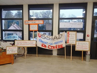 À 13 h 30, ce mardi 8 décembre, le personnel de l'EHPAD de Bretoncelles était en grève.