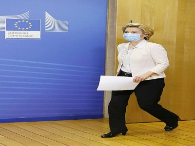 La présidente de la Commission européenne Ursula von der Leyen avant de prononcer un discours, à Bruxelles, le 5 décembre 2020 - Julien WARNAND [POOL/AFP]