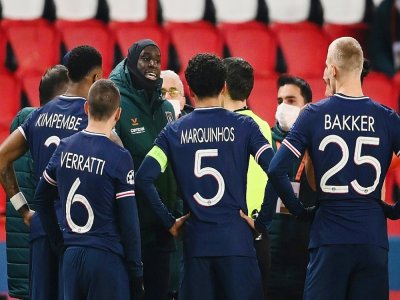 L'attaquant français de l'Istanbul Basaksehir, Demba Ba (g), s'adresse à l'arbire après l'interruption du match de groupes de la Ligue des champions contre le Paris-SG, au Parc des Princes, le 8 décembre 2020 - FRANCK FIFE [AFP]