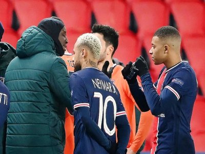 L'attaquant français de l'Istanbul Basaksehir, Demba Ba (g), discute avec les attaquants du Paris-SG, Kylian Mbappé (d) et Neymar, après l'interruption du match de groupes de la Ligue des champions contre le Paris-SG, au Parc des Princes, le 8 décemb - FRANCK FIFE [AFP]