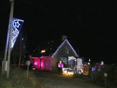 La maison illuminée de Besneville vit un dernier Noël haut en couleur : Jean-Christophe, qui la décore depuis 9 ans, déménage à Montcuit.