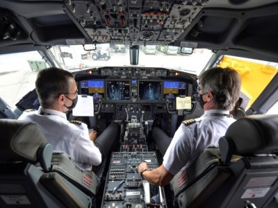 Les pilotes dans le cockpit du Boeing 737 MAX de la compagnie brésilienne Gol avant le décollage de l'appareil de l'aéroport de Guarulhos, près de Sao Paulo, le 9 décembre 2020 - NELSON ALMEIDA [AFP]