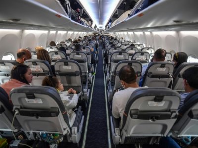 Des passagers prennent place avant le décollage du Boeing 737 MAX opéré par la compagnie brésilienne Gol à l'aéroport international Guarulhos, près de Sao Paulo, le 9 décembre 2020 - NELSON ALMEIDA [AFP]