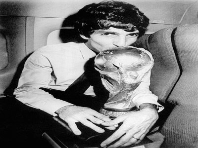 L'attaquant italien Paolo Rossi avec le trophée de la Coupe du Monde, le 12 juillet 1982 - STF [UPI/AFP/Archives]