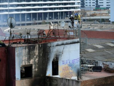 Un entrepôt où habitaient près de 200 migrants et qui a pris feu, faisant au moins trois morts, à Badalona le 10 décembre 2020 - LLUIS GENE [AFP]