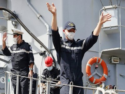 Kevin Escoffier (c), recueilli par la marine française, lors de son débarquement à Le Port, à la Réunion, le 10 décembre 2020 - Richard BOUHET [AFP]