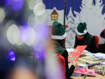 Les "lutins" du secrétariat du père Noël le 10 décembre 2020 à Libourne - thibaud MORITZ [AFP]