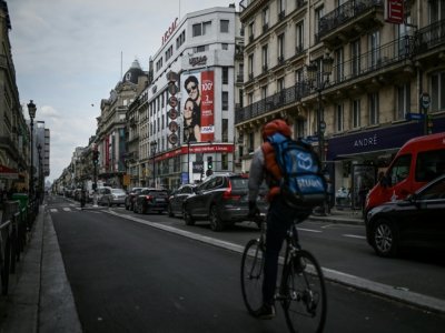 Un livreur pour la plateforme Stuart dans une rue de Paris le 6 mai 2020 - Philippe LOPEZ [AFP]