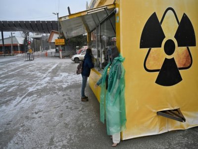 Un stand de vente de souvenirs à Dytyatky point de passage dans la zone d'exclusion de Tchernobyl, le 8 décembre 2020 - GENYA SAVILOV [AFP]