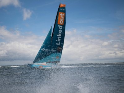 Le navigateur français Thomas Ruyant, à bord de son monocoque "LinkedOut", le 3 juillet au large de Lorient - Loic VENANCE [AFP/Archives]