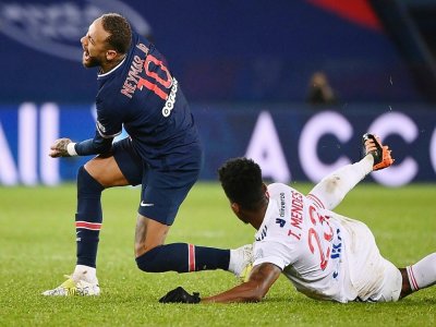 L'attaquant du Paris SG Neymar blessé par un tacle du milieu brésilien de Lyon Tiago Mendes, exclu pour ce mauvais geste, le 13 décembre 2020 au Parc des princes - FRANCK FIFE [AFP]