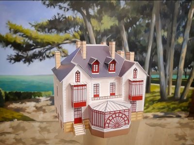 Voici la maquette de la villa Les Rhumbs, créée par l'artiste granvillais Sylvain Allaire qui la vend 20 euros pièce. - Sylvain Allaire