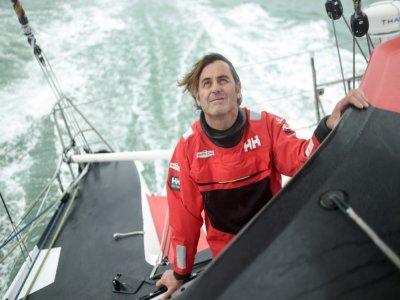 Le navigateur français Yannick Restaven, à bord de son monocoque "Maître Coq",  lors d'une sortie en mer, le 7 octobre 2020 au large des côtes de La Rochelle - Sebastien SALOM-GOMIS [AFP/Archives]