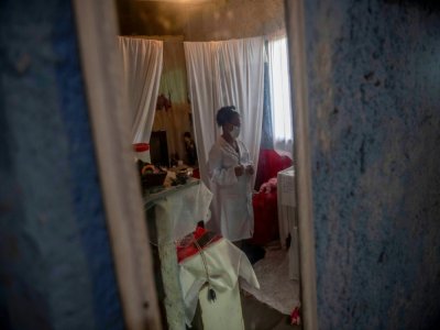 Suelen da Silva le 10 décembre 2020 chez elle à Niteroi près de Rio de Janeiro où elle a installé un hôpital de poupées après avoir perdu son emploi - MAURO PIMENTEL [AFP]