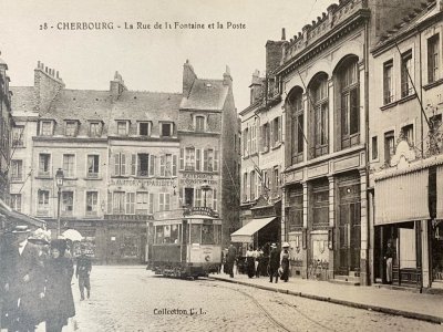 Une carte postale de Cherbourg début 20e, "La rue de la Fontaine et la Poste". - Hôtel des ventes Rois & Vauprès