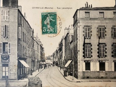 Une carte postale de Granville début 20e, "Rue Lecampion". - Hôtel des ventes Rois & Vauprès