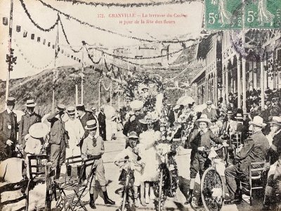 Une autre carte postale de Granville, avec un public animé : "La Terrasse du Casino le jour de la fête des fleurs". - Hôtel des ventes Rois & Vauprès