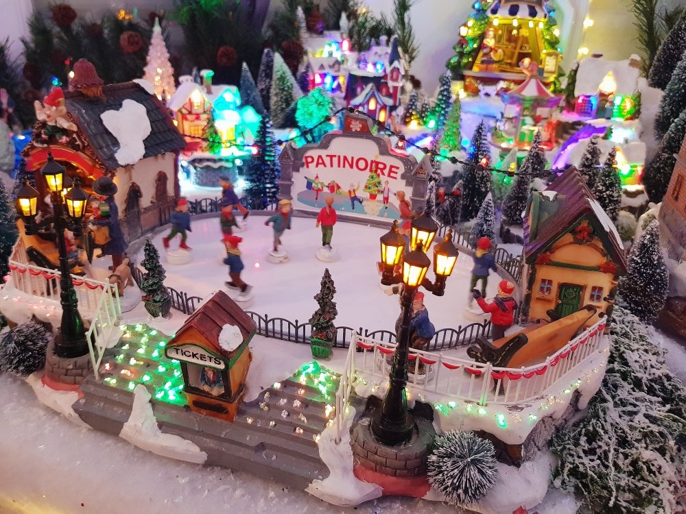 Vidéo] Près de Caen. Un village de Noël s'étend sur 7 mètres de long dans  son salon