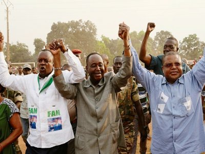 Ferdinand-Alexandre Nguendet (g) et l'ancien président François Bozizé (c), à Bangui, le 24 novembre 2020 - Camille LAFFONT [AFP/Archives]