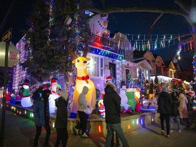 La tradition veut que les illuminations commencent fin novembre, dans le quartier de Dyker Heights, éloigné des attractions de Manhattan - Kena Betancur [AFP]