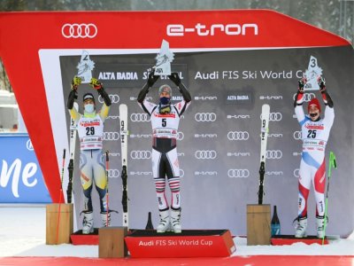 Le vainqueur du slalom géant d'Alta Badia, le Français Alexis Pinturault, entouré du Norvégien Atle Lie McGrath (2e, g) et du Suisse Justin Murisier - ANDREAS SOLARO [AFP]