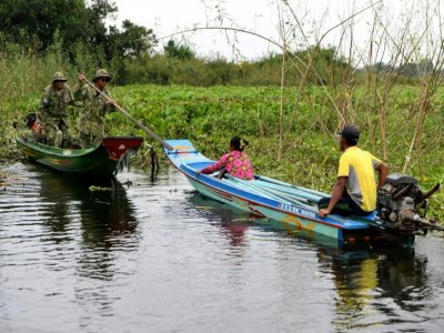 Les Rangers arrêtent un bateau de pêche dans de la zone protégée du lac, dans la village flottant de Prek Toal au Cambodge, le 14 octobre 2020 - TANG CHHIN Sothy [AFP/Archives]